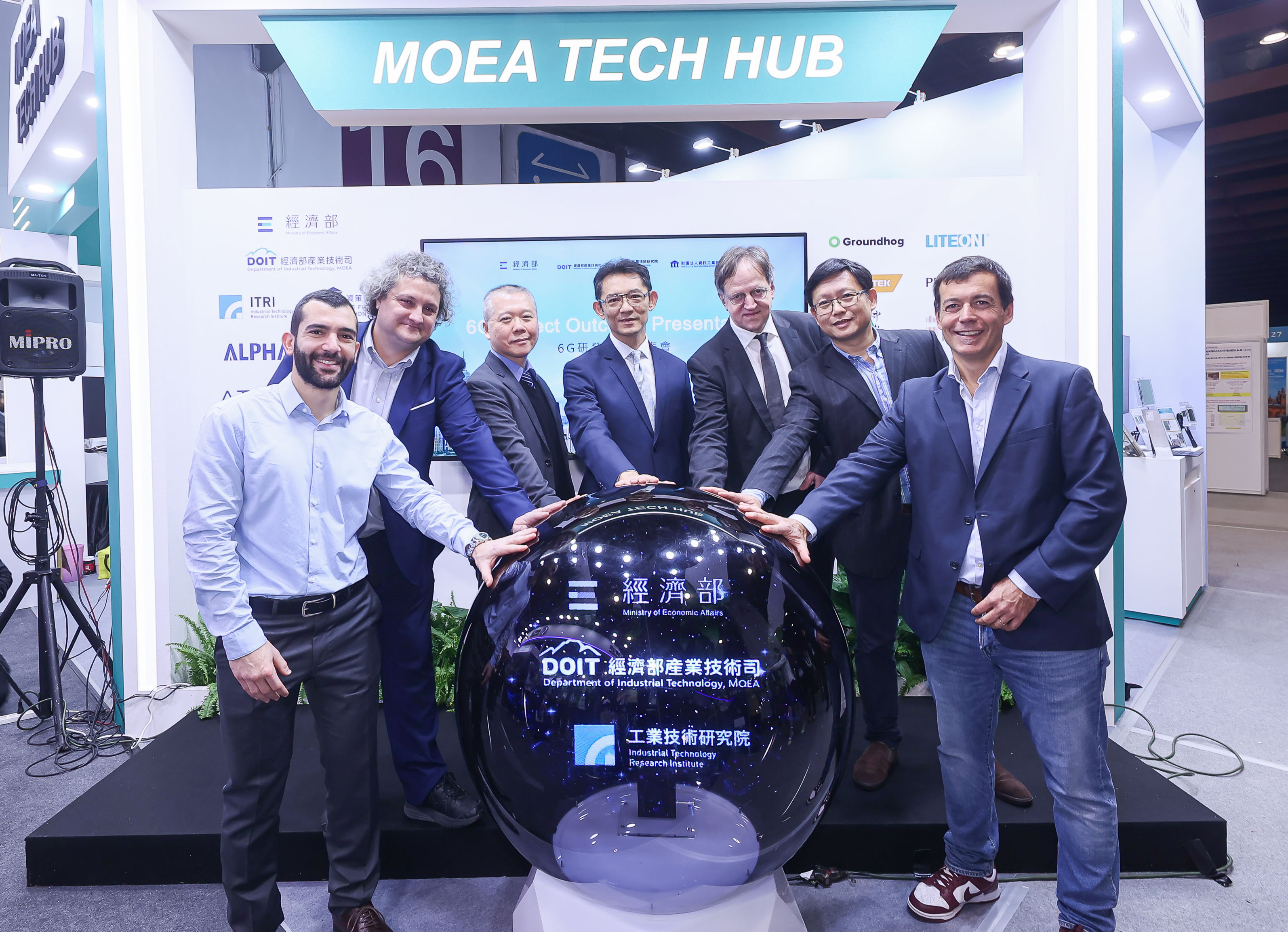 Taiwan Unveils Its First 6G Base Station Antenna System at IEEE GLOBECOM 2025